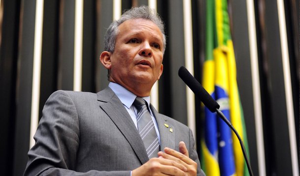 O novo ministro das Comunicações, André Figueiredo (PDT-CE), disse que o seu partido vai liberar a bancada quanto à votação dos vetos presidenciais que serão analisados nesta terça (6) pelo Congresso, mas acredita que "boa parte" do PDT deve votar pela manutenção dos vetos; de acordo com ele, a presença do PDT no governo, com a nova configuração ministerial, não representa uma mudança dos princípios do partido; "Ela sabe que em alguns pontos o PDT não vai abrir mão de votar contra o governo, no que atentar contra os nossos princípios, mas minha tarefa aqui também vai ser, antes de se mandar qualquer tipo de projeto para o Congresso, que a gente possa dialogar e dar a nossa sugestão", disse