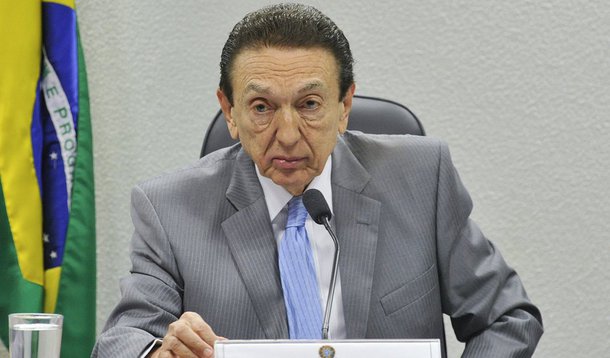 Segundo um documento sigiloso que está no gabinete do ministro do STF Teori Zavascki, "dentre os políticos do PMDB que obtiveram vantagens indevidas advindas da Eletronuclear e Petrobras, com o aprofundamento das investigações, é possível apontar o ex-ministro de Minas e Energia (e senador) Edison Lobão como um dos vários pontos comuns (ápice da pirâmide no âmbito do Ministério das Minas e Energia) que formam uma área de intersecção crescente das duas investigações em andamento que revelam, quando avaliadas em conjunto, uma única estrutura criminosa"