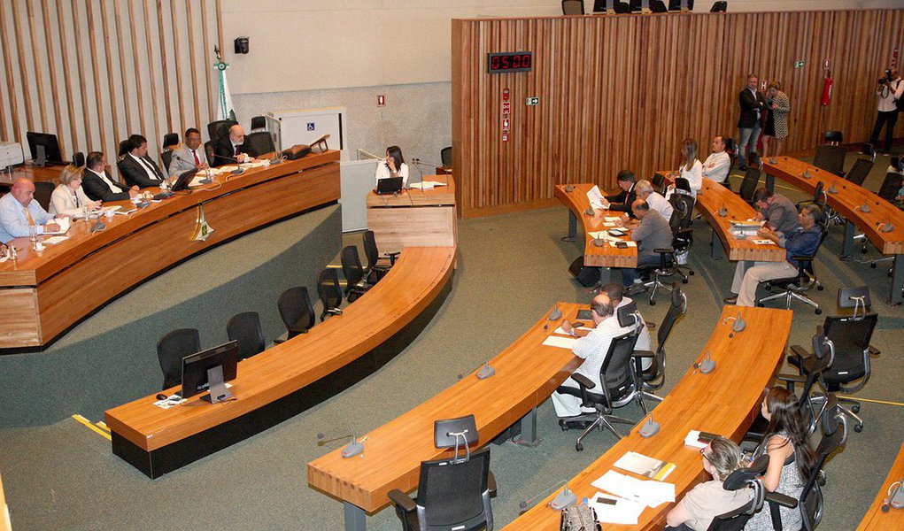 Três projetos de lei do governo local que objetivam reforçar o caixa do Executivo foram aprovados na Câmara Legislativa (CLDF) nesta terça-feira (6); um deles aumenta o ICMS de produtos que não têm legislação específica — a chamada alíquota modal. A taxa básica vai subir de 17% para 18%, o que iguala o porcentual ao cobrado em outras unidades da Federação; a estimativa é que esse incremento aporte mais R$ 180 milhões aos cofres públicos do DF no ano que vem