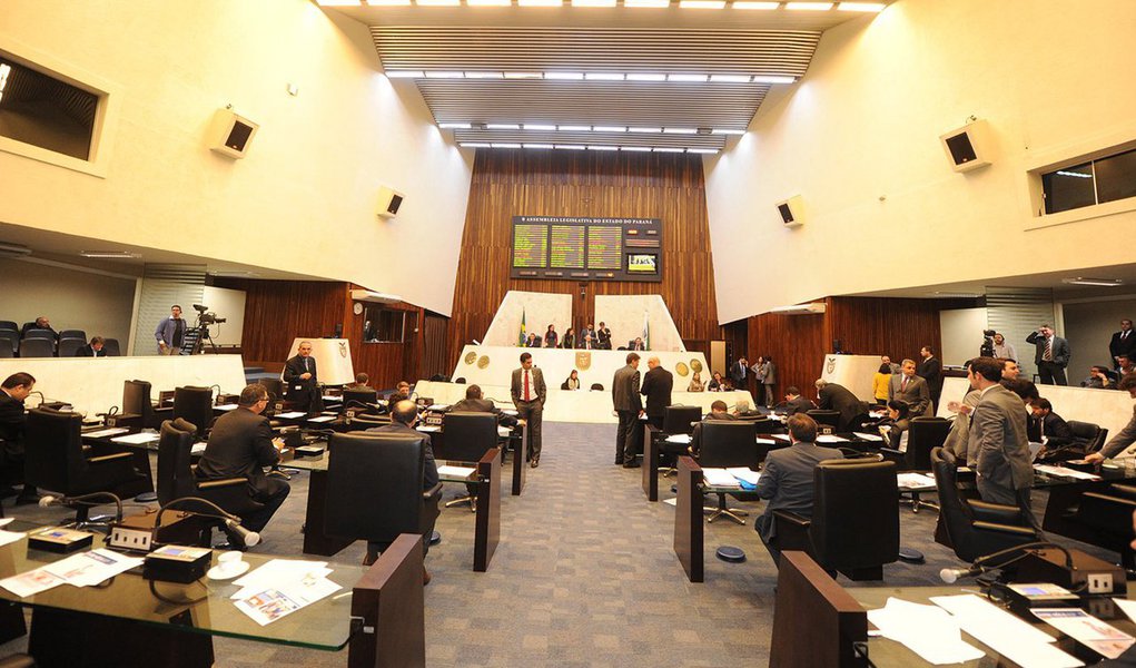 O projeto de lei (PL) denominado "Escolas Sem Partidos" que restringe a "doutrinação política e ideológica" dos professores do Paraná nas salas de aula está patinando na Assembleia Legislativa (Alep); mas o relator, deputado Alexandre Curi (PMDB), não apresentou parecer e o projeto sequer foi lido; o projeto é de autoria do deputado Gilson de Souza (PSC), em coautoria com mais 12 parlamentares evangélicos ou conservadores, e causou forte revolta nos professores do Estado; defensores do projeto afirmam que o professor deve se ater ao currículo escolar, mesmo que isto esteja em conflito com o princípio de que o ambiente escolar é justamente um local para estimular o debate