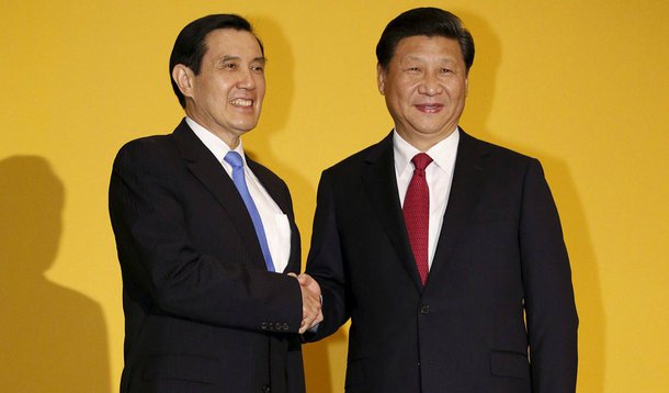 O presidente da China, Xi Jinping, considerou um passo histórico a primeira reunião de trabalho com Taiwan desde 1949, quando os dois países foram separados após uma guerra civil; o encontro, em Singapura, foi marcado por um aperto de mão de mais de 1 minuto entre Xi Junping e Ma Ying-jeou, presidente de Taiwan; “Somos família e o sangue é mais espesso do que a água”, disse o presidente chinês, após a reunião que durou cerca de uma hora; após o encontro, o presidente de Taiwan, Ma Ying-Jeou, disse que o principal tema foi a busca pela consolidação da paz entre os dois países