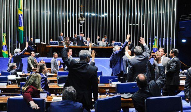 O plenário do Senado aprovou nesta quarta (4) projeto do senador Roberto Requião (PMDB-PR) regulamentando o direito de resposta nos meios de comunicação, mas exclui os comentários feitos por usuários da internet nas páginas eletrônicas dos veículos de comunicação social; o texto determina o direito de resposta à pessoa (física ou jurídica) ofendida por qualquer reportagem, nota ou notícia “divulgada por veículo de comunicação social, independentemente do meio ou plataforma de distribuição, publicação ou transmissão que utilize, cujo conteúdo atente, ainda que por equívoco de informação, contra a honra, intimidade, reputação, conceito, nome, marca ou imagem”; o texto segue para sanção presidencial
 