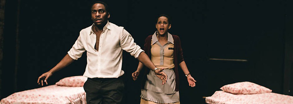 Ao final da apresentação da peça O Topo da Montanha, sobre o líder negro americano Martin Luther King, na noite deste domingo em São Paulo, o casal disse à plateia: "Essa peça fala de respeito e afeto. O bastão agora está com vocês"; episódio ocorreu um dia depois de comentários racistas terem sido publicados na página da atriz no Facebook; a polícia do Rio investiga o caso