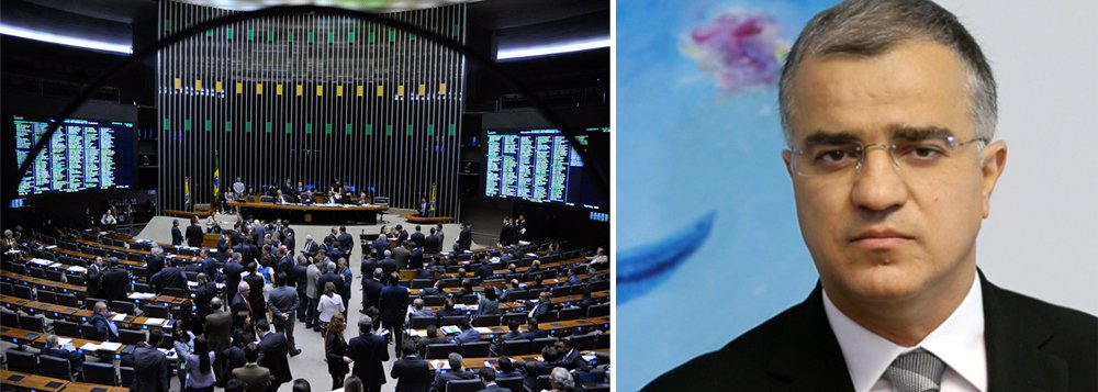 Segundo Kennedy Alencar, a tendência é que os parlamentares mantenham os vetos a projetos da chamada “pauta-bomba”, que podem elevar as despesas para R$ 63 bilhões nos próximos quatro anos; “Dessa forma, o resultado desta terça servirá de termômetro para mapear as forças no Congresso em um eventual processo de abertura de impeachment da presidente Dilma Rousseff”, diz 