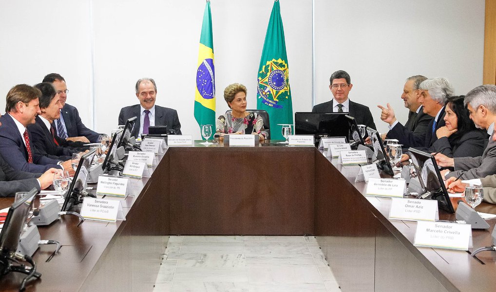 Dilma conseguiu melhorar sua articulação política junto às lideranças partidárias e governadores. Falta agora fazer um trabalho similar junto à sociedade civil. Tem de oferecer algum avanço político a seu próprio eleitorado