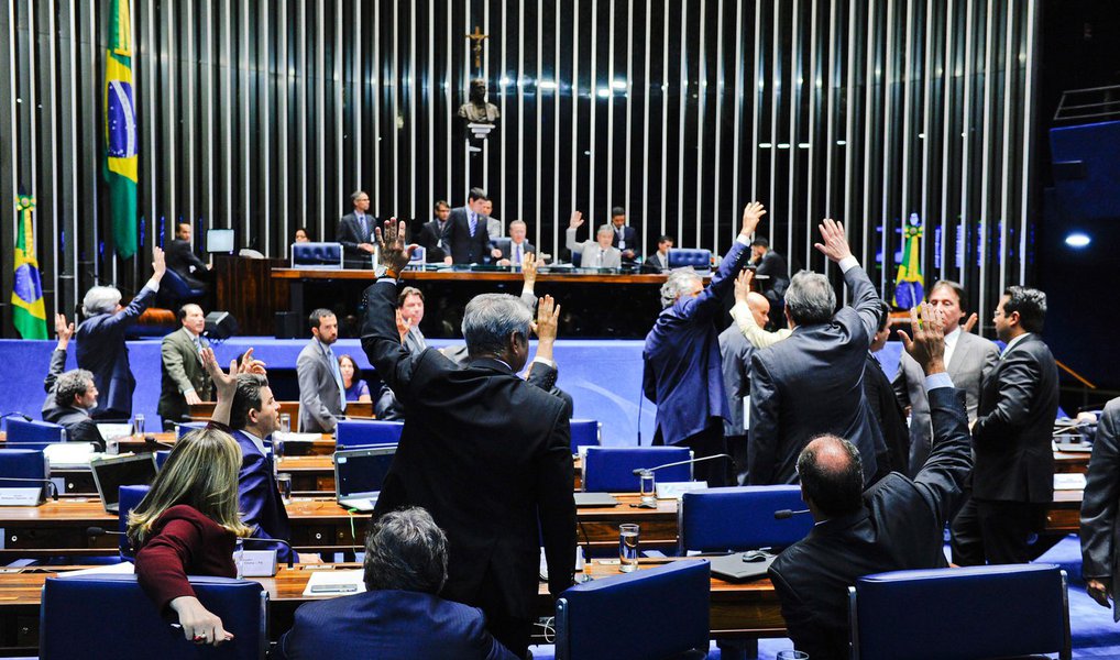 O plenário do Senado aprovou nesta quarta (4) projeto do senador Roberto Requião (PMDB-PR) regulamentando o direito de resposta nos meios de comunicação, mas exclui os comentários feitos por usuários da internet nas páginas eletrônicas dos veículos de comunicação social; o texto determina o direito de resposta à pessoa (física ou jurídica) ofendida por qualquer reportagem, nota ou notícia “divulgada por veículo de comunicação social, independentemente do meio ou plataforma de distribuição, publicação ou transmissão que utilize, cujo conteúdo atente, ainda que por equívoco de informação, contra a honra, intimidade, reputação, conceito, nome, marca ou imagem”; o texto segue para sanção presidencial
 