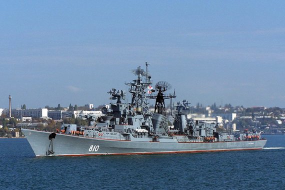 Ministério da Defesa da Rússia disse neste domingo que um de seus navios de guerra, o destroyer Smetlivy, foi forçado a dar tiros de advertência a uma embarcação turca no Mar Egeu para evitar uma colisão; incidente, ocorrido na manhã de domingo, pode aumentar as tensões entre as duas nações que discordam sobre a Síria; no mês passado, turcos derrubaram um avião militar da Rússia perto da fronteira da Síria