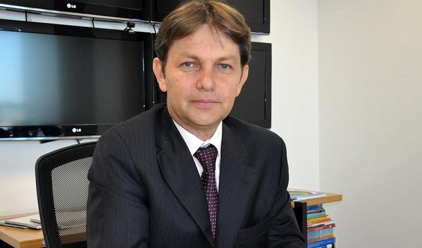 Foi publicada em suplemento do Diário Oficial do Distrito Federal a estrutura da Secretaria de Trabalho, Desenvolvimento Social, Mulheres, Igualdade Racial e Direitos Humanos, fusão de três antigas secretarias de Estado e quem como titular o ex-deputado distrital Joe Valle (foto); foram cortados cem cargos que estavam ocupados; outros 182, em aberto desde o início do ano, deixarão de ser preenchidos; a junção das pastas representará economia mensal de R$ 1 milhão e faz parte das medidas que têm de ser adotadas pelo governo para recuperar a saúde financeira e voltar aos limites toleráveis da LRF