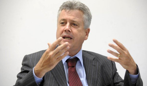 O governador do Distrito Federal, Rodrigo Rollemberg, estreitou o diálogo com categorias em greve; no domingo (18), os 1,4 mil agentes socioeducativos decidiram encerrar a paralisação que durava dez dias; o GDF tem mostrado aos deputados distritais a situação do orçamento defasado do Executivo; a validação dos projetos de lei é indispensável para a formulação de um cronograma de pagamento dos reajustes autorizados pela gestão anterior, em 2013, a 32 categorias profissionais