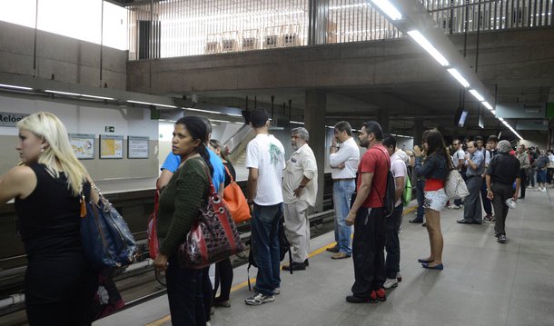 Para garantir a segurança dos passageiros, os serviços da Companhia do Metropolitano do Distrito Federal (Metrô-DF) funcionarão em esquema especial até o fim da greve dos metroviários; os trens circulam apenas nos horários de pico; no domingo, as estações ficarão fechadas; outras medidas relacionadas ao trânsito foram tomadas pelo governo de Brasília para atender às regiões afetadas pela paralisação
