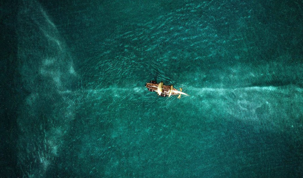 Filme "No Coração do Mar", de Ron Howard, teve uma estreia decepcionante nos EUA, com arrecadação de US$ 11 milhões; com uma produção orçada em 100 milhões de dólares, o filme deverá resultar em fiasco para a Warner Bros, estúdio responsável pelo filme que conta a história do Essex, um navio baleeiro que teve um encontro violento com uma baleia cachalote; tragédia -que incluiu até atos de canibalismo praticados pelos náufragos - inspirou "Moby Dick", de Herman Melville