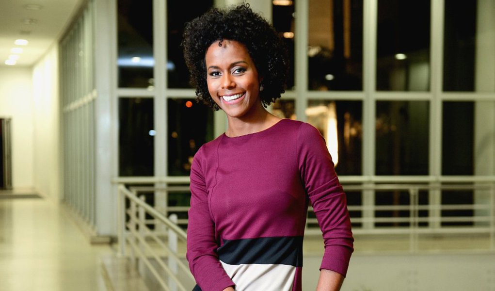 O Ministério Público de São Paulo (MPSP) promoveu uma operação com o objetivo de apreender provas por crime de racismo contra a jornalista Maria Júlia Coutinho; apenas nesta fase das investigações, a Justiça determinou 25 mandados de busca e apreensão em oito Estados –SP, MG, GO, CE, PE, AM, SC e RS; Maju, como é conhecida, sofreu ataques racistas em julho em uma publicação com a sua imagem na página oficial do "Jornal Nacional" no Facebook; foram postados comentários pejorativos e racistas, como "Vá fazer as previsões do tempo na senzala"