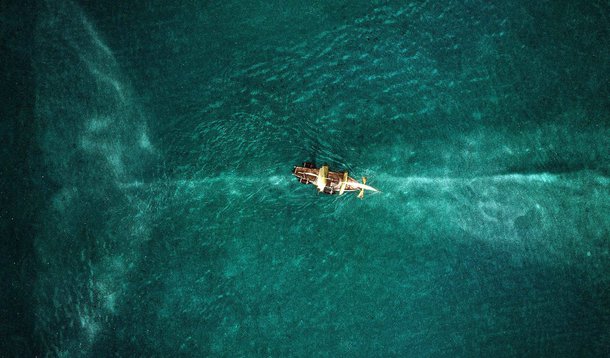 Filme "No Coração do Mar", de Ron Howard, teve uma estreia decepcionante nos EUA, com arrecadação de US$ 11 milhões; com uma produção orçada em 100 milhões de dólares, o filme deverá resultar em fiasco para a Warner Bros, estúdio responsável pelo filme que conta a história do Essex, um navio baleeiro que teve um encontro violento com uma baleia cachalote; tragédia -que incluiu até atos de canibalismo praticados pelos náufragos - inspirou "Moby Dick", de Herman Melville