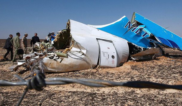 O gravador da cabine dos pilotos do avião russo que caiu na península do Sinai registrou um barulho no último segundo da gravação, afirmou o diretor de uma comissão de investigação sobre a queda da aeronave; Ayman al-Muqaddam disse que especialistas ainda estão reunindo informações e que é muito cedo para anunciar conclusões do trabalho; ele afirmou que os investigadores estão considerando todos os cenários possíveis