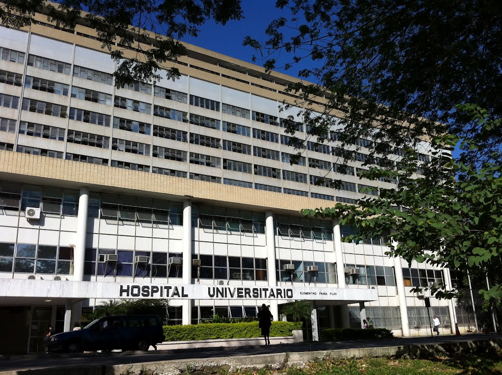 Hospitais universitários federais do Rio de Janeiro que não assinaram contratos de gestão com a Empresa Brasileira de Serviços Hospitalares (Ebserh) estão sendo prejudicados na disputa por recursos do governo federal, afirmaram diretores das instituições; eles questionam os critérios do repasse de R$ 1,1 bilhão para as unidades do país este ano, anunciado pelo Ministério da Saúde