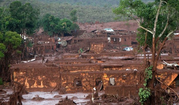 Cadê aqueles jornalistas de botas de borracha, caminhando na lama, espetacularmente, esbaforidos, com peixes asfixiados nas mãos, buscando culpados, enquadrando autoridades, fazendo aquelas perguntas difíceis, mordendo o rabo do cachorro?