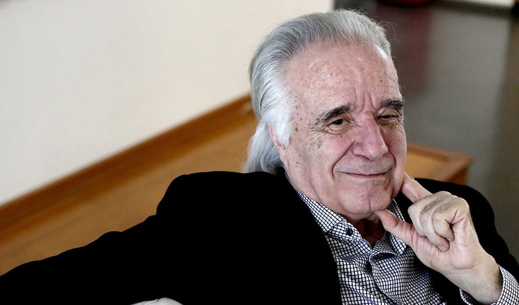 O maestro João Carlos Martins foi incitado pelo jornalista Alex Solnik a organizar um Concerto pela Paz, em plena Praça dos Três Poderes, com lideranças do PT, PSDB, PMDB presentes. O pianista respondeu que Villa Lobos tinha tido exatamente a mesma ideia no tempo de Getúlio, mas não conseguiu realizar. "Se eu tiver forças vou levantar essa bandeira", disse; em entrevista exclusiva ao 247, ele se posicionou contra o impeachment e a favor da presidente: "Tenho certeza que ela não colocou um tostão no bolso. Eu torço por ela, acho que está na hora de todo mundo se compor e pensar no Brasil"