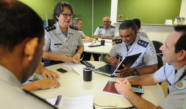 Levantamento do Fórum Brasileiro de Segurança Pública coloca as duas corporações brasilienses — Militar e Civil — como as que menos matam no país; pesquisa aponta que seis pessoas perderam a vida no enfrentamento com agentes do Estado em 2014, o que representa uma taxa de 0,2 para cada grupo de 100 mil habitantes; em 2013, foram três óbitos, e proporção de 0,1 morte; neste ano, até sexta-feira 9, nenhum civil havia perdido a vida em combate com as forças da capital federal