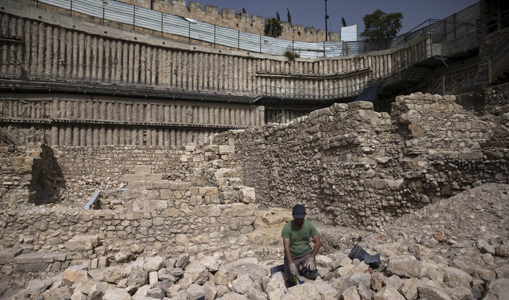 Após um século de buscas, arqueólogos disseram ter descoberto os resquícios de uma antiga fortaleza grega que já foi um centro de poder em Jerusalém e um bastião usado para conter uma rebelião judaica comemorada no livro bíblico dos Macabeus; há tempos os pesquisadores debatem a localização da cidade de Acra, construída mais de dois mil anos atrás por Antíoco Epifânio, rei do império selêucida helênico