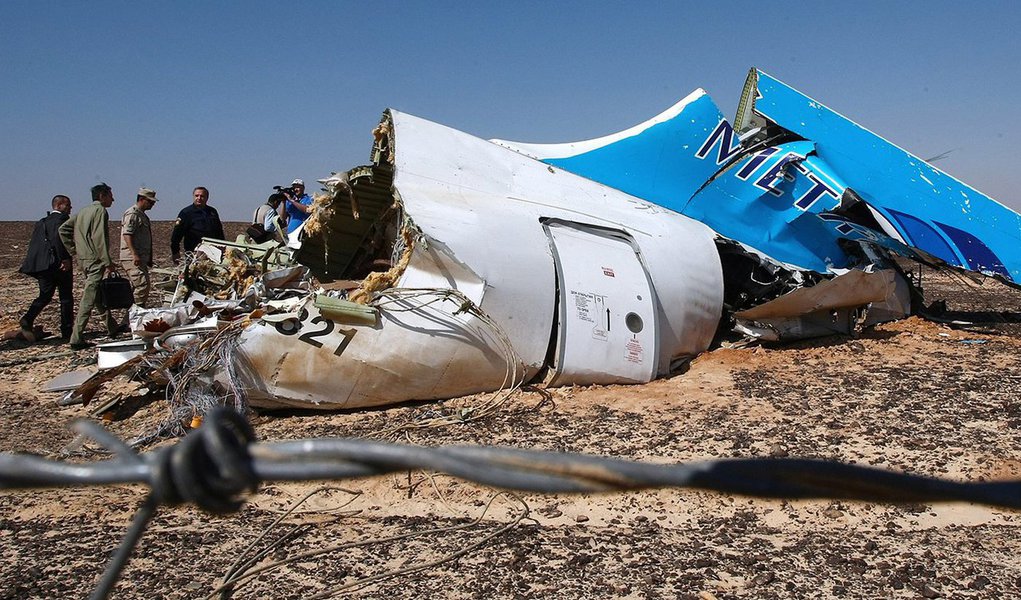 O gravador da cabine dos pilotos do avião russo que caiu na península do Sinai registrou um barulho no último segundo da gravação, afirmou o diretor de uma comissão de investigação sobre a queda da aeronave; Ayman al-Muqaddam disse que especialistas ainda estão reunindo informações e que é muito cedo para anunciar conclusões do trabalho; ele afirmou que os investigadores estão considerando todos os cenários possíveis