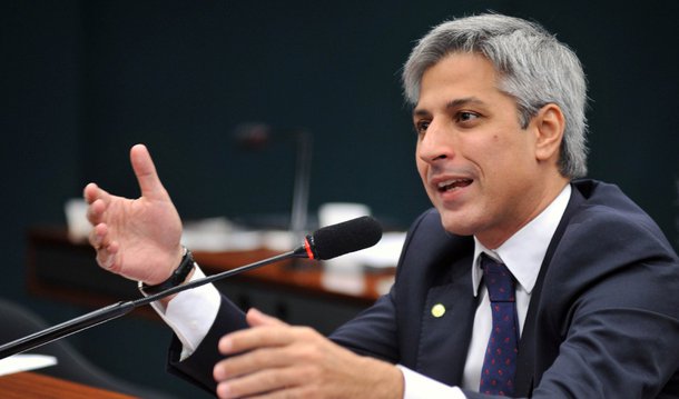 O deputado federal Alessandro Molon se desfiliou nesta quinta (24) do PT; ele irá para Rede Sustentabilidade, partido da ex-senadora Marina Silva, cujo registro foi aprovado nesta semana; Molon foi o parlamentar mais votado do PT no Rio no ano passado, com 87 mil votos; nome do agora ex-petista já é tido como viável para concorrer à prefeitura do Rio em 2016 pela nova sigla