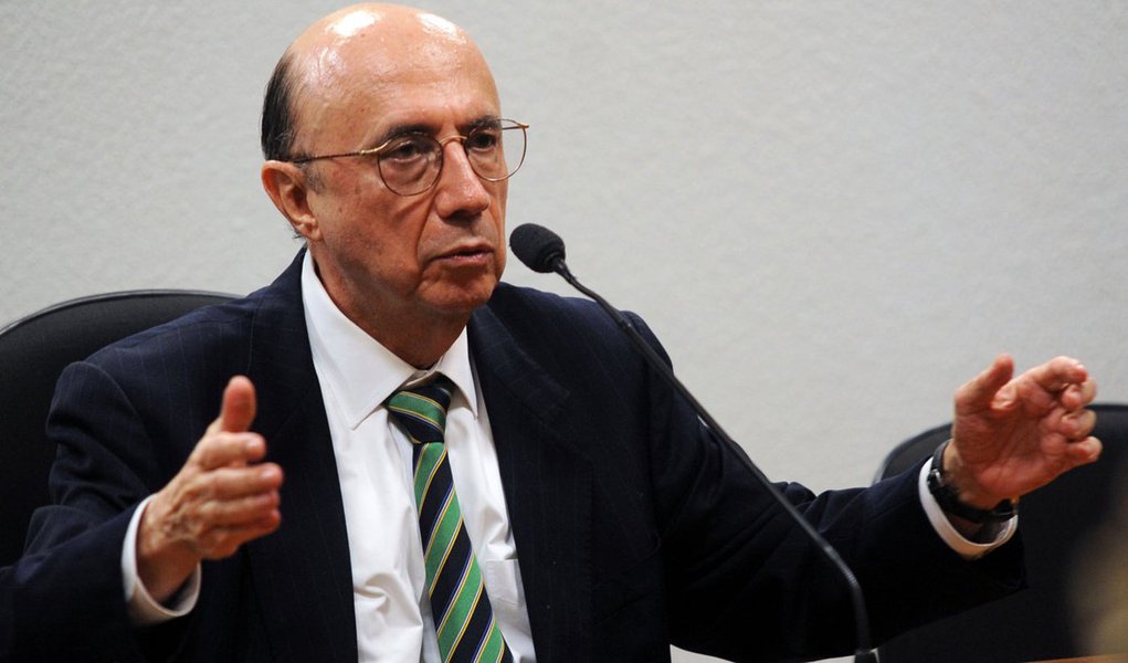 Com o aumento do fogo político que está fritando o ministro da Fazenda, Joaquim Levy, o ex-presidente do Banco Central do governo Lula, Henrique Meirelles, se movimenta e já discute com políticos alinhados com o Palácio do Planalto possibilidades para a política econômica; segundo o Valor Pro, os encontros estão sendo encarados como sondagens para uma possível entrada de Meirelles no governo da presidente Dilma Rousseff para substituir Levy, que ficaria na Fazenda até o fim do ano ou antes, se a situação econômica se agravar mais
 
 