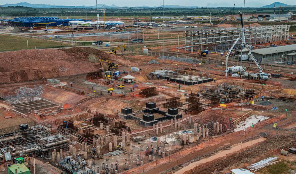 Em ato organizado pelo Sindicato dos Petroleiros do Estado do Rio de Janeiro (Sindipetro-RJ) e pela Federação Nacional dos Petroleiros (FNP), os trabalhadores da Petrobras fecharam, durante três horas, os acessos ao Polo Petroquímico do Rio de Janeiro (Comperj); petroleiros que estão em campanha salarial e defendem a retomada das obras do Comperj, com readmissão dos milhares de trabalhadores demitidos após a suspensão parcial das obras do polo