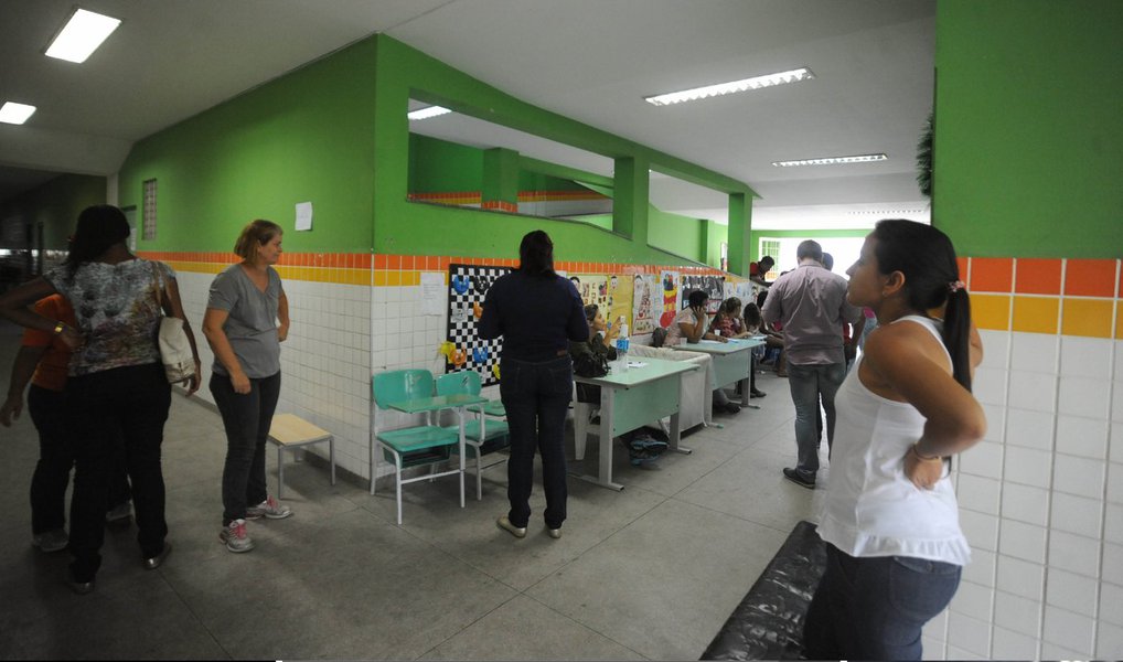 Dados do 15º Censo da População Infanto-Iuvenil Acolhida no Estado do Rio mostram que diminuiu o número de jovens e adolescentes acolhidos nos abrigos e também o tempo de acolhimento deles; em 2012, o número de crianças e adolescentes acolhidos no primeiro semestre foi de 2.464, e na primeira metade deste ano, o número foi reduzido para 1.983; as estatísticas foram apresentadas no 9º Seminário Abandono x Convivência Familiar, promovido pelo Módulo Criança e Adolescente do MP-RJ