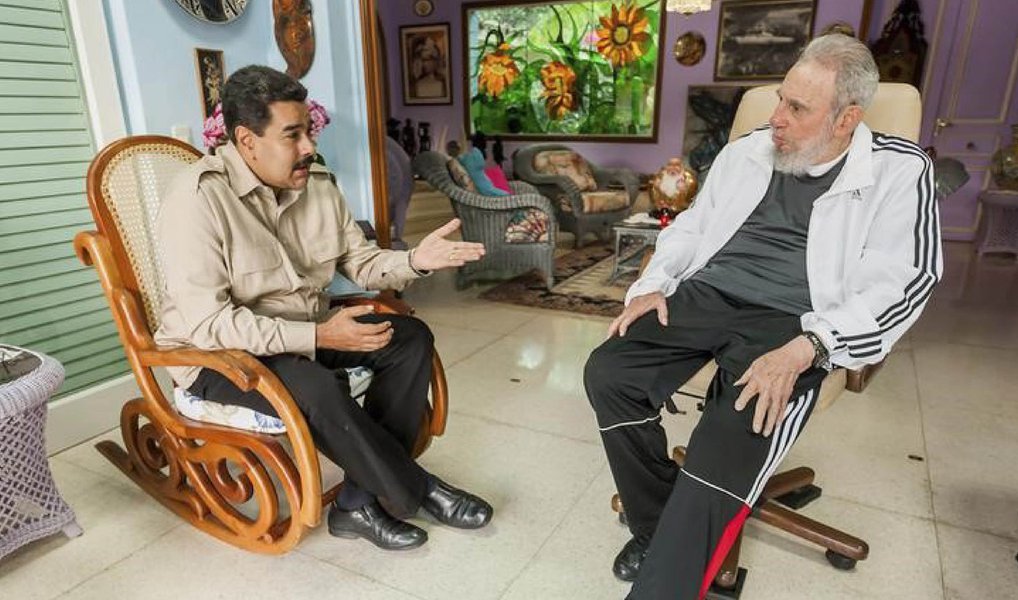 Ex-presidente cubano Fidel Castro parabenizou o presidente da Venezuela, Nicolás Maduro, pelo "discurso brilhante e corajoso" feito por ele na mesma noite em que o seu partido perdeu a maioria das vagas nas eleições legislativas; "Junto-me à opinião unânime daqueles que o congratularam por seu discurso brilhante e corajoso na noite de 6 de dezembro, mal conhecendo o veredicto das urnas", disse 