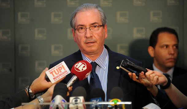 Presidente da Câmara dos Deputados, Eduardo Cunha (PMDB-RJ), defendeu a manutenção do veto da presidente Dilma Rousseff ao reajuste de servidores do judiciário; segundo ele, que é desafeto do governo, "não tem sentido" os parlamentares criticarem o aumento da carga tributária proposto pelo Executivo quando, ao mesmo tempo, criam novas despesas; "Acho que concretamente não deve se derrubar esse veto, seria uma atitude de colocar mais gasolina na fogueira, é acender fósforo no tanque de gasolina. Não sou partidário disso", afirmou; votaçao pela manutenção ou não do veto  acontecerá nesta terça-feira (22)
 
 