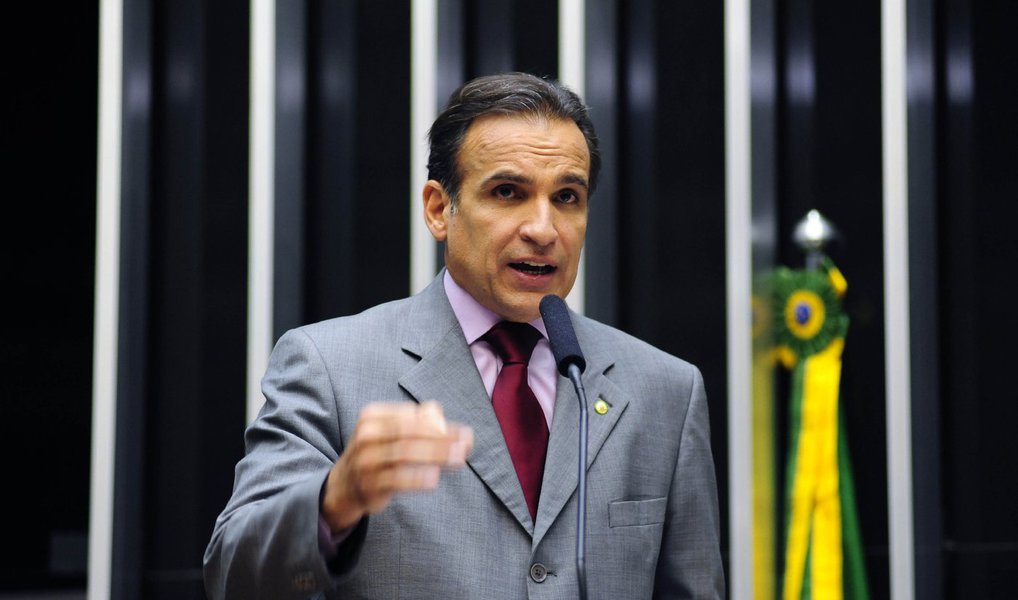 Quem anunciou o número foi o deputado Hugo Leal (Pros-RJ), relator do projeto de lei que altera a meta do Orçamento de 2015; segundo ele, o valor não inclui os atrasos nos repasses a bancos públicos; "Nas despesas, não houve nenhuma alteração. Na realidade, o que você tem é a não expectativa das receitas administradas. O que o governo trabalha é com um déficit para 2015 de R$ 51,8 bilhões. Essa é a meta levando em consideração a frustração das receitas previstas e a queda da arrecadação", disse