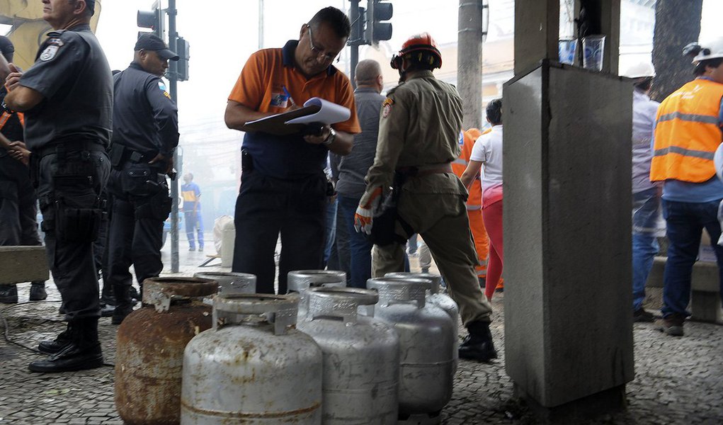 As equipes operacionais da Prefeitura do Rio continuam mobilizadas no local da explosão em São Cristóvão, zona norte da cidade; estão no local mais de 150 agentes da Defesa Civil, Guarda Municipal, Companhia de Engenharia de Tráfego (Cet-Rio), Comlurb, Rio Luz e das secretarias municipais de Conservação e Serviços Públicos, Desenvolvimento Social e Ordem Pública; mais de 60 bombeiros permanecem na área, onde estão desde as 3h desta segunda (19), quando houve a explosão que atingiu dezenas de imóveis; treze imóveis foram interditados por causa da possibilidade de desprendimento de material