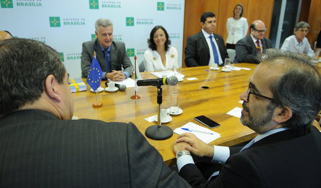 Cinco parlamentares de Portugal e do Reino Unido reuniram-se com o governador Rodrigo Rollemberg, no Palácio do Buriti, para trocar experiências e dialogar sobre políticas públicas e cidadania; os eurodeputados (como são chamados membros eleitos pelos países-membros da União Europeia para integrar o parlamento europeu) fazem parte da Delegação para as Relações com a República Federativa do Brasil; segundo Rollemberg, "mobilidade urbana tem sido um grande problema das nossas regiões, o que atinge a qualidade de vida e a produtividade das pessoas"; o chefe do Executivo destacou a intenção do governo de aumentar as linhas de metrô e do Expresso Sul em Brasília