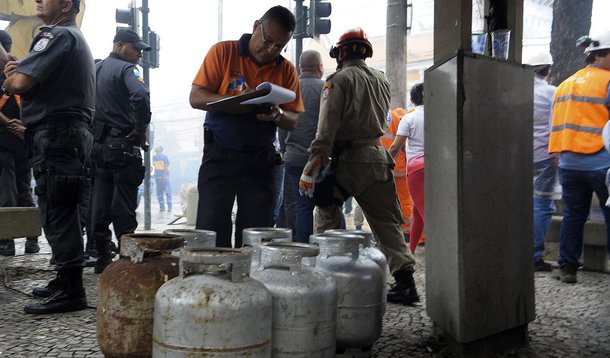 As equipes operacionais da Prefeitura do Rio continuam mobilizadas no local da explosão em São Cristóvão, zona norte da cidade; estão no local mais de 150 agentes da Defesa Civil, Guarda Municipal, Companhia de Engenharia de Tráfego (Cet-Rio), Comlurb, Rio Luz e das secretarias municipais de Conservação e Serviços Públicos, Desenvolvimento Social e Ordem Pública; mais de 60 bombeiros permanecem na área, onde estão desde as 3h desta segunda (19), quando houve a explosão que atingiu dezenas de imóveis; treze imóveis foram interditados por causa da possibilidade de desprendimento de material