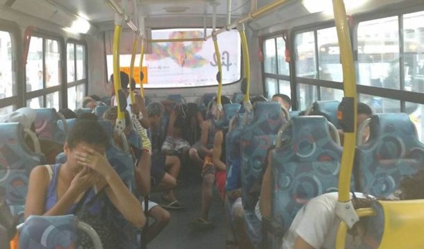 Defensoria Pública informou que acionar a Justiça sobre a apreensão de 24 adolescentes ontem pela Polícia Militar (PM); jovens estavam dentro de um ônibus da Linha 474, que liga o Jacaré, na zona norte do Rio de Janeiro, a Ipanema, na zona sul; segundo a PM, policiais abordaram o grupo no centro da cidade, depois de serem avisados sobre supostos assaltos cometidos pelos adolescentes. Motoristas e passageiros, de acordo com a polícia, reconheceram os jovens, que foram encaminhados à Delegacia de Proteção à Criança e ao Adolescente