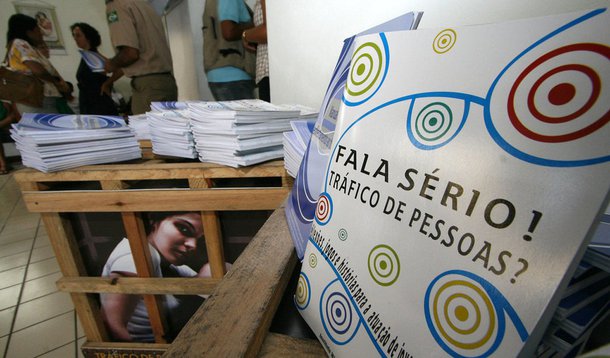 Acusada de tráfico internacional de pessoas, a foragida da Justiça Míriam Oliveira Cypriano, 42 anos, foi presa por policiais da Assessoria de Inteligência Policial (Assinpol); Miriam foi condenada pela Justiça de Goiás, em 2008, e estava morando no Rio de Janeiro; após monitoramento e trabalho de inteligência dos agentes, ela foi localizada no Flamengo, Zona Sul do Rio; de acordo com a Assinpol, Míriam integrava uma rede de tráfico internacional de pessoas para prostituição, conhecida como Cacique