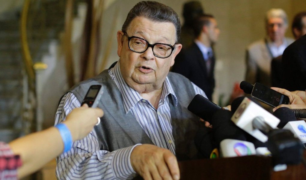 "O discurso de Dilma, no dia 2, foi, na minha opinião, o melhor que ela já fez. Algo próximo de um "mea-culpa", que transmitiu honesta tranquilidade. Objetivo e com sinais evidentes que não só internalizou a gravidade da situação, mas também a necessidade de reassumir o seu protagonismo para o bem futuro de um país civilizado. Aos nossos ortodoxos e heterodoxos, eu diria que, talvez, seja hora de comprar Brasil...", diz o ex-ministro Antonio Delfim Netto 