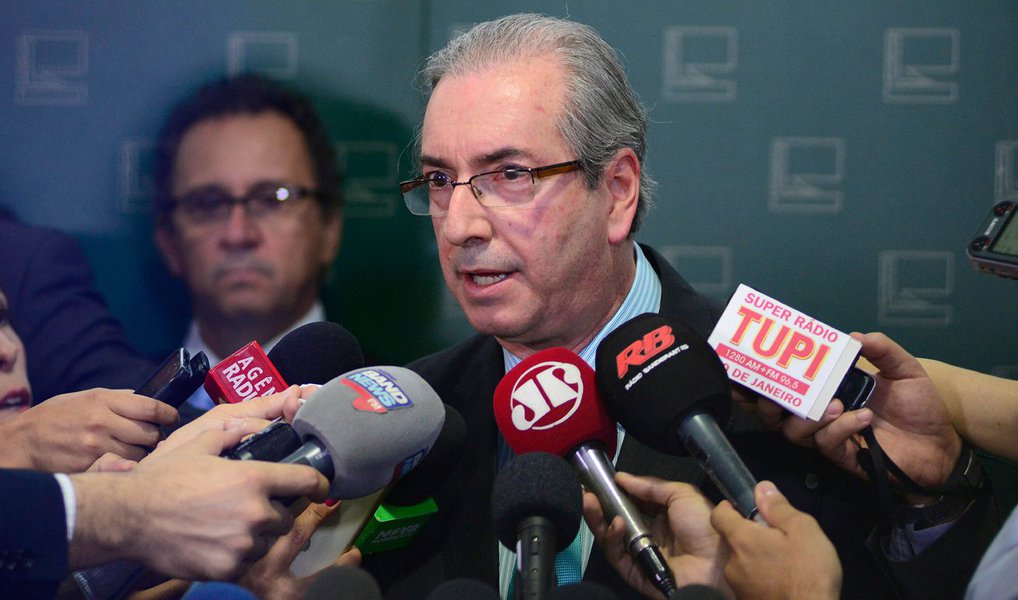 O presidente da Câmara dos Deputados, Eduardo Cunha (PMDB-RJ), protocolou nesta segunda (19) recurso ao Supremo Tribunal Federal (STF) contras três liminares que suspenderam o rito adotado por ele para processos de impeachment contra a presidenta Dilma Rousseff, em tramitação na Câmara; "A gente está contestando o mérito de cada ponto [das peças], para que permita ser apreciado pelos ministros", disse Cunha