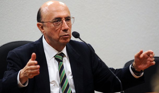 Com o aumento do fogo político que está fritando o ministro da Fazenda, Joaquim Levy, o ex-presidente do Banco Central do governo Lula, Henrique Meirelles, se movimenta e já discute com políticos alinhados com o Palácio do Planalto possibilidades para a política econômica; segundo o Valor Pro, os encontros estão sendo encarados como sondagens para uma possível entrada de Meirelles no governo da presidente Dilma Rousseff para substituir Levy, que ficaria na Fazenda até o fim do ano ou antes, se a situação econômica se agravar mais
 
 