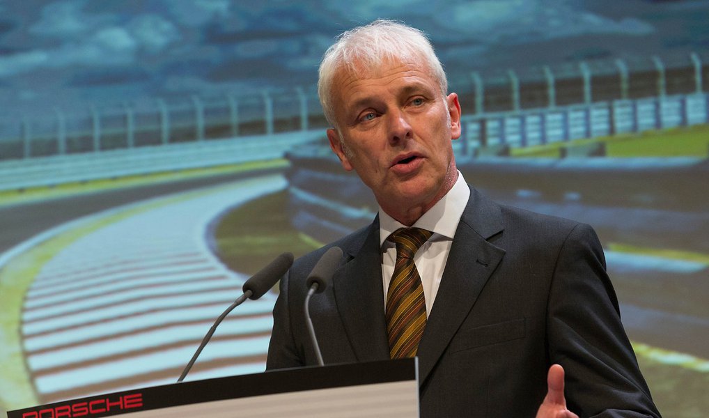 O Conselho de Administração da Volkswagen nomeou o número um da Porsche, Matthias Müller, como seu novo CEO; executivo substitui Martin Winterkorn, que renunciou por causa do escândalo de fraudes em testes de emissões de poluentes; fraude é o maior escândalo envolvendo a Volkswagen em seus 78 anos de operação 
