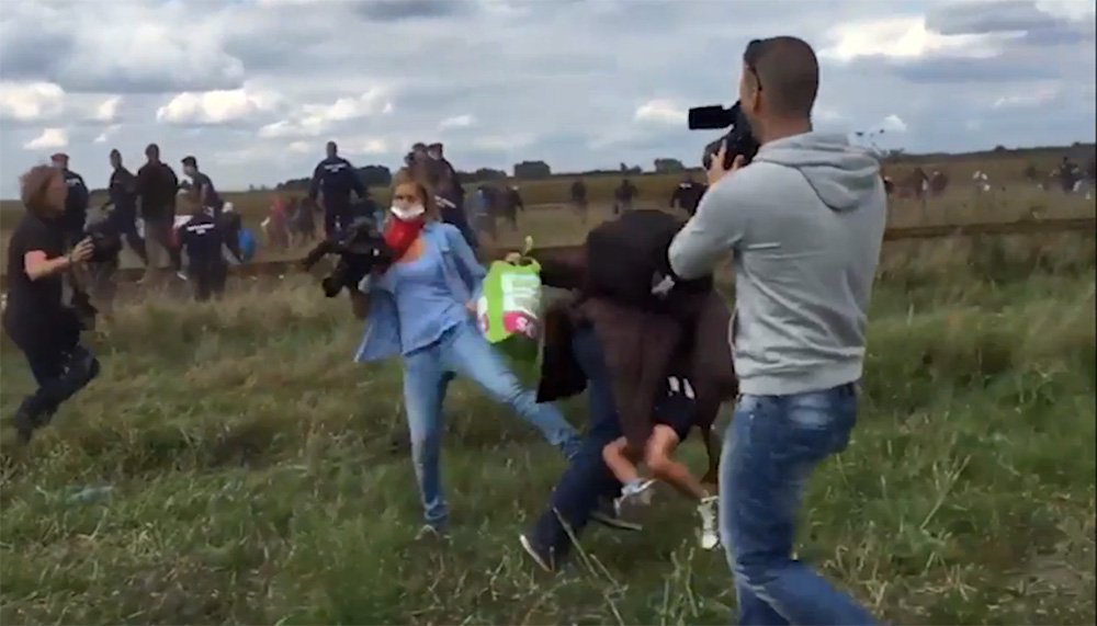 Petra Laszlo foi flagrada dando uma rasteira em um homem com um criança no colo e chutando uma menina e um jovem no campo de Roszke, perto da fronteira com a Sérvia; ela trabalhava na TV húngara N1TV, tida como próxima ao partido de extrema-direita Jobbik, defensor de ideias neonazistas e contrário à imigração e ao acolhimento de refugiados; veja os vídeos