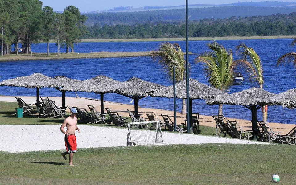 Distante 214 km da capital paulista, a cidade atrai os fãs do ecoturismo e os mortais que apenas querem fugir da agitação dos centros urbanos e desfrutar de momentos de paz na natureza, curtindo as águas clarinhas de uma linda represa