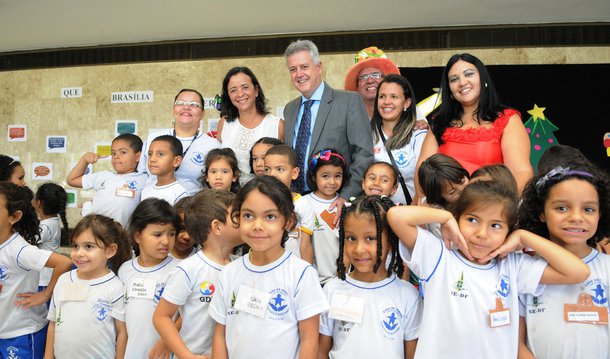 Governador de Brasília, Rodrigo Rollemberg, assinou um projeto de lei que estabelece princípios e diretrizes para a formulação e a implementação de políticas públicas voltadas a crianças de até 6 anos; segundo o executivo local, o Distrito Federal é a primeira unidade da Federação a propor uma legislação específica para a garantia integral dos direitos da primeira infância; na Educação, por exemplo, algumas das prioridades da pasta serão o atendimento em creches e na pré-escola; na Saúde, o aleitamento materno, o pré-natal e a pediatria