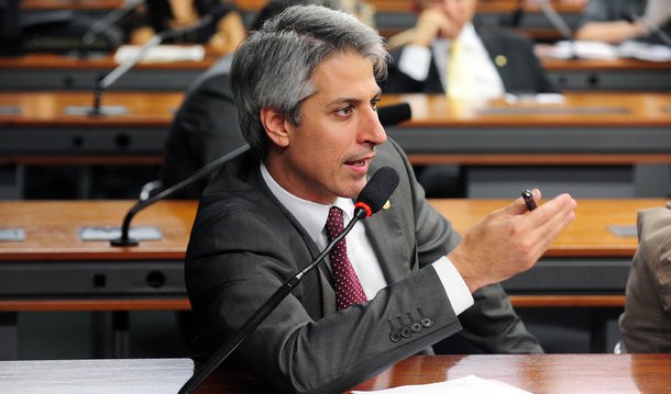 Deputado federal mais votado do Rio de Janeiro, Alessandro Molon disse que a sua saída do PT, anunciada nesta quinta-feira por meio das redes sociais, "foi amadurecida por muita reflexão e sofrimento"; Molon, agora, passsa a integrar os quadros da Rede Sustentabilidade, partido da ex-senadora Marina Silva, que foi registrado oficialmente no Tribunal Superior Eleitoral (TSE) no último dia 22; deputado foi filiado ao PT durante 18 anos