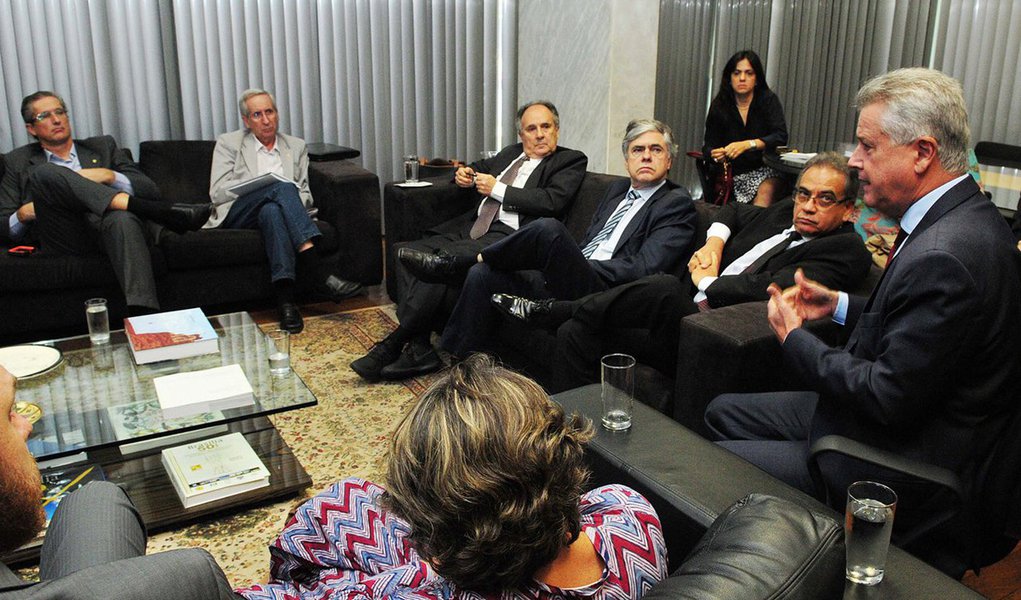 O governador Rodrigo Rollemberg recebeu, no Palácio do Buriti, parlamentares da bancada do DF no Congresso Nacional; eles conversaram sobre as greves de servidores decretadas em Brasília desde 8 de outubro e a situação do caixa do governo, que impossibilita o pagamento de parcelas restantes dos reajustes concedidos em 2013 sem previsão orçamentária; durante o encontro, Rollemberg destacou a grave situação em que encontrou as contas do Estado; "O que precisamos é de união", disse
