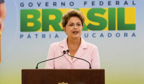 A presidente Dilma Rousseff vai anunciar nesta sexta (2) a reforma ministerial; a nova formatação do governo (com redução de até 10 ministérios) e indicação de novos nomes para a equipe por parte dos partidos aliados será apresentada pela própria presidente em uma declaração à imprensa prevista para as 10h30 no Palácio do Planalto; Dilma pediu que todos os ministros estejam em Brasília para acompanhar o anúncio; nesta quinta, Dilma almoçou com o ex-presidente Lula