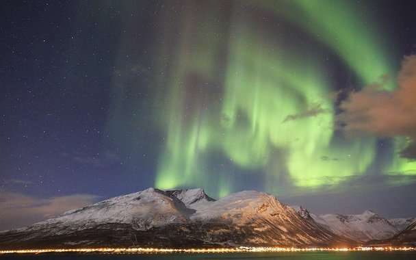 Vários membros de uma família de baleias-corcundas se encontram para dançar e brincar sob a luz mágica da aurora boreal.