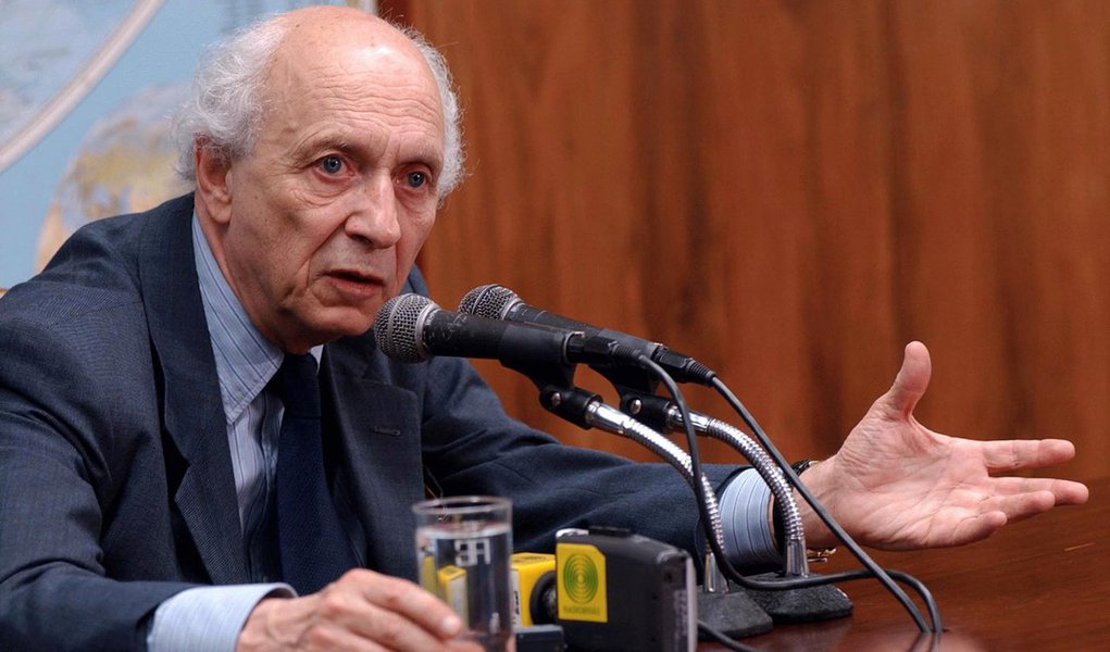 Para o ex-ministro da Fazenda Rubens Ricupero é preciso atacar gastos obrigatórios para evitar “sofrimento prolongado”; diz ainda que a imagem do país no exterior está desacreditada com rebaixamento: “Se o país não fizer uma reforma muito ambiciosa, que politicamente me parece um pouco impossível, o caminho que o país estará seguindo é um pouco o da Grécia”