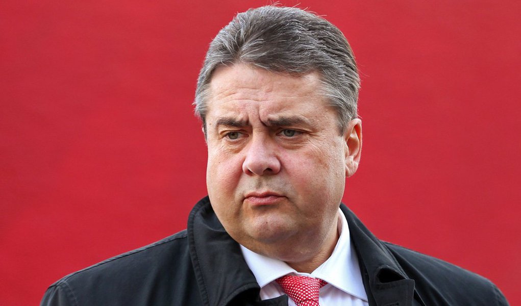 Na segunda-feira (14) à noite, a Europa "cobriu-se novamente de vergonha", declarou vice-chanceler alemão, Sigmar Gabriel, depois do fracasso, na véspera, de uma reunião ministerial, em Bruxelas, sobre a repartição dos refugiados entre os países da União Europeia (UE); "O que vivemos ameaça a Europa ainda mais do que a crise grega. E se não chegarmos a um acordo, então as previsões orçamentárias europeias serão, a médio prazo, reduzidas", disse