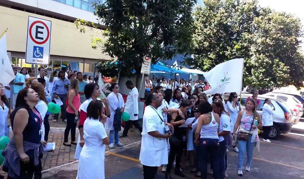 A Justiça declarou ilegal a greve dos enfermeiros, paralisados desde o dia 14; o juiz Teófilo Caetano, da 1ª Câmara Cível do Tribunal de Justiça do Distrito Federal e dos Territórios, entendeu que a paralisação é abusiva e que prejudica diretamente a população; por isso, determinou que 100% dos profissionais voltem imediatamente ao trabalho; caso a decisão seja descumprida, o sindicato que representa a categoria terá de pagar multa diária de R$ 50 mil